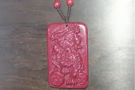 揪心！女子旅游途中花五千六买的朱砂牌里竟然加了胶！视频封面