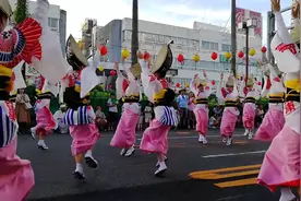 日本街头跳舞    为什么女生要喊  亚麻得