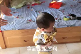 相差十岁姐弟帮妈妈做家务，姐姐收衣服弟弟跑腿，多劳动有好处