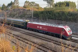 郑州至广州Z189次特快直达列车快速通过京广铁路.最低票价192元