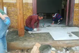 4个工人贴瓷砖8小时，共50平方1850元，大家觉得这个价格怎么样？视频封面