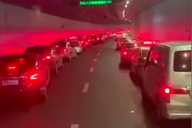 四川遂宁消防出警，百辆私家车“教科书式”让道，网友：民心本善视频封面