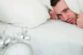 男人们睡过的床单，用不了几天就又黄又油，咋回事？该咋办？视频封面