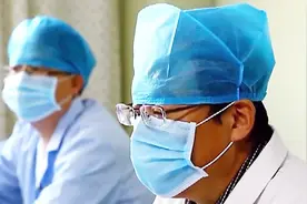 女子顺产三胞胎高风险 阵痛了一个多小时 才见到第一个孩子的头视频封面