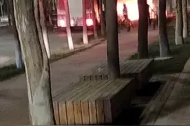 昨夜保定东站顺达路一台白色汽车失控撞向路杆起火爆燃，所幸司机