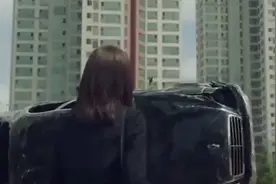 看见车过来一定要待在原地，这是规矩。