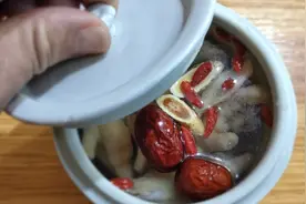 用6个鸡爪8块钱，来做一道汤，小孩常喝身体好，增强免疫力