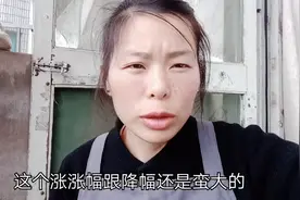 糯米涨价15块一包，饭团价格提不上去，英姐只能少进货等降价。