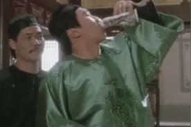 鹿鼎记里的兔宝宝是什么梗啊？星爷喝毒酒后面的那个人笑场了视频封面