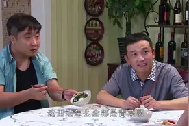 全家男士被限制吃饭，只能出来偷偷吃，不料服务员却有妙招视频封面