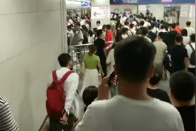 坐古都西安的地铁从会展中心到大雁塔，真是太吓人了人超多