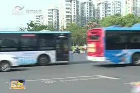 孩子过马路突然折返，连老司机都可能当场懵了！视频封面