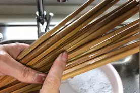 用清水洗筷子，比不洗还脏，学会这个窍门，筷子永远干干净净