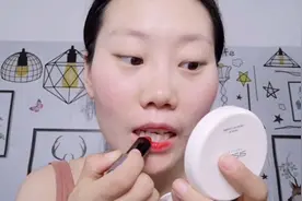 习惯唇刷的姑娘挑战直接涂口红，樱桃小嘴看着就招人喜欢