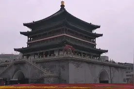 实拍有600多年历史的西安东西南北四条大街交汇处的钟楼和鼓楼