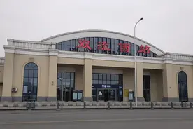 成绵乐城际铁路成都双流西站，北到绵阳南抵贵阳，旁边就是地铁站视频封面