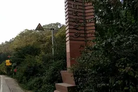 这里是广西与广东的交界处，看看广西与广东的公路有什么不同。