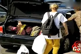恶搞路人：路人帮忙打开后车厢，看到里面有个人，美女吓得往后退视频封面