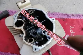 摩托车更换套缸时，缸头这个零件必须换，不然会影响发动机寿命。视频封面