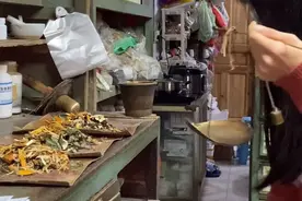 在潮州古城古巷里，目前还有传统的老中医老药房老门诊，号脉抓药