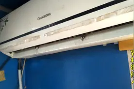 小伙准备上塔吊上修空调，走到塔底下脚就发软了，你们看到害怕不