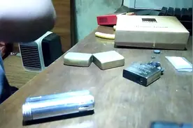 终于把卡在zippo打火机里的打火石弄出来了