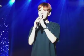 一个视频带你看exo后台彩排，小动作也要仔细检查，哥哥们超认真视频封面