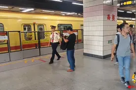 广州的地铁好漂亮啊，颜色蛋黄色的视频封面