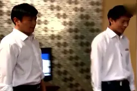 穷小伙在会所遇见富婆，第一次见面就给小伙钱，小伙都不好意思了视频封面