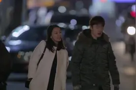 女朋友爬墙下不来，男友帮忙结果惨了视频封面