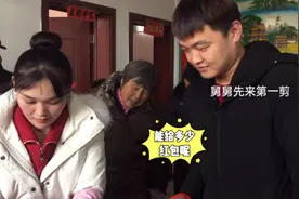 在苏北宿迁，有6岁男孩剪“小辫子”风俗！剪个毛头有多少喜钱