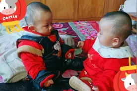 我和弟弟的孩子到底有多像？宝爸都说像极了双胞胎，怕认错～