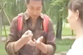 一颗实打实的钢球，女子轻松吞下去又吐出来，男子尝试下差点吐了视频封面