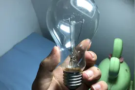 消失的钨丝灯泡 为什么被LED灯泡取代视频封面