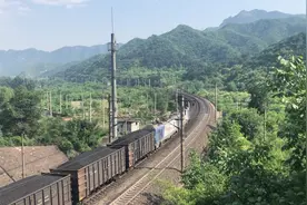 北京实拍大秦铁路210节重载运煤列车