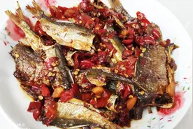 酸辣椒焖半干小鱼，超级下饭，米饭可以多煮点，真的不骗你视频封面