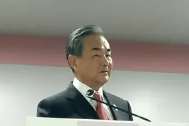 王毅夸奖外国记者中文好：确认过眼神，听懂了你的中文视频封面