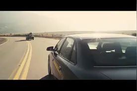 路怒的代价，奥迪车主对破车司机竖起中指，最终两个人同归于尽