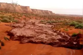 干枯河流爆发洪水，看起来都是黄色的，流速也是相当猛烈