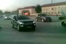 车臣总统卡德罗夫当年结婚时婚礼车队的视屏，警车开道，相当霸气视频封面