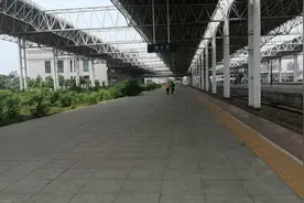 宽敞明亮的湘乡火车站，一个输出过两个大将的县级市。视频封面