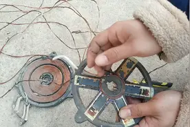 一台电磁炉卖给收废品的给3块，把线盘拆开称下铜线能有多少视频封面