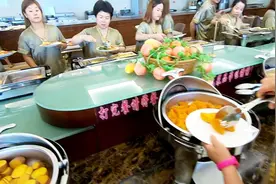 冬子来到新疆伊犁,午后闲逛发现这边40元洗浴加自助餐,超值!