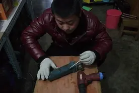 角磨机电机拆卸的方法和步骤，请点击视频观看。