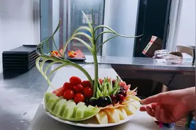月薪8500的果盘师是怎么用水果制作花式果盘的呢看完你也会了视频封面