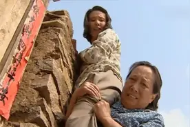 村妇家大白天拉着窗帘，邻居翻墙头偷看，看见惊人一幕！视频封面