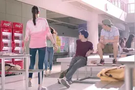 可乐为什么是黑色的？小伙用显微镜放大100倍观察，网友：喝吗