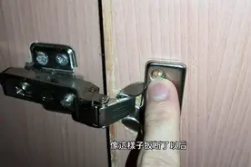 一根棉签就解决柜门铰链螺丝松动拧不紧的问题