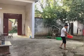 老妈突然从江苏打工回家了，小辉赶快打扫卫生准备接驾，有点兴奋视频封面