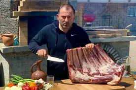 俄罗斯大叔在自家院子里烤肉，太好吃了视频封面